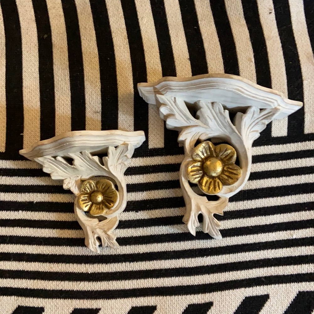 Set of two wall shelves